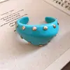 Pulseira aberta vintage com resina studded em degradê e design único, moderna e sofisticada, um acessório versátil para o dia a dia
