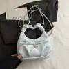 Bolso plisado con estampado floral nuevo 2026, un estilo delicado y femenino, con cadena de perlas y un dulce lazo, perfecto como bolso cruzado pequeño