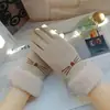 Luvas de Veludo Quentes para Dirigir no Inverno Femininas, Luvas para Ciclismo ao Ar Livre, Luvas Femininas com Etiqueta de Metal e Toque de Pelo para Tela Sensível ao Toque