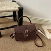 Bolso de mano con textura vertical, diseño cuadrado pequeño, con adornos de hebilla metálica, cierre de solapa, se puede llevar en la mano o usar como bolso de hombro o bolso cruzado, adecuado para el trabajo