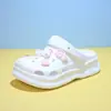 Acessórios para Gatinhos Sola Grossa Aumento de Altura Sapatos com Buracos Femininos Nova Moda Versátil Sola Macia Chinelos de Praia Desenho Animado Fofo Atacado