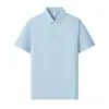 Camisetas masculinas e roupas de trabalho podem ser impressas com o logotipo da empresa