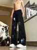Calça jeans masculina estilo americano, de rua, com efeito desgastado e cruz, apresentando um design único de strass, perna reta com lavagem, levemente alargada.