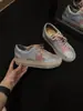 Tênis com padrão de estrelas para mulheres, nova coleção de outono 2026, tênis brancos versáteis com sola grossa para aumentar a altura, sapatos atléticos casuais retrô