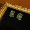 Brincos de Nicho com Design de Pedra Natural Verde e Bronze Antigo Banhado a Ouro Vintage 18K Estilo Ocidental com Múltiplos Garras