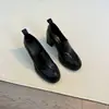 Versão em estoque! 2026 Novo Estilo Retrô Solado Grosso Salto Bloco Sapatos de Salto Único Femininos Corte Profundo Mocassins para o Dia a Dia Salto Alto Sapatos Pequenos de Couro