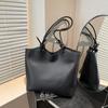 Bolso de mano sencillo de estilo occidental de gran capacidad para mujer, bolso de hombro informal de nueva moda 2025, bolso de hombro ligero.