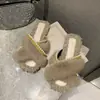 Chinelos de pelúcia moda com tiras cruzadas e detalhes de miçangas, novo estilo outono/inverno 2026, chinelos de algodão estilo coreano para mulheres