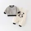 Novo conjunto de inverno para bebês em 2026: conjunto adorável de jaqueta acolchoada de algodão e calça com tema de desenho animado, projetado para uso ao ar livre no inverno