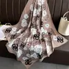 Novo Lenço Quadrado Rouyun 90cm Estilo Europeu e Americano com Letras e Flores em Sarja para Mulheres, Versátil, Xale, Lenço Imitação de Seda