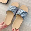 Pantuflas de Lino para Mujer Verano 2026 Nuevo Estilo Hogar Pareja Interior Suela Suave Resistente al Desgaste Pantuflas de Tela a Cuadros para Hombre Verano