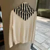 Chal de punto a rayas estilo coreano con pompones, una bufanda versátil para usar en capas en otoño e invierno, perfecta para añadir un toque decorativo, atar y proteger el cuello; un pañuelo triangular