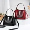 Bolso Francés Elegante Nuevo 2026 con Patrón de Cocodrilo y Cierre de Candado, Bolso Cubo para el Trabajo, Bolso de Hombro y Cruzado Versátil y de Moda