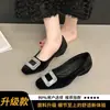 Sapatos Femininos de Camurça Baixos Versáteis Coleção Primavera/Outono 2026 Novo Combina com Saias Sapatos de Salto Bloco Fivela Quadrada com Strass Sapatos Mary Jane