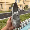 Sapatos femininos estilo francês com tiras cruzadas e biqueira dividida em pele de porco, novos sapatos baixos de balé em couro macio para a primavera de 2025, sapatos Mary Jane simples para mulheres