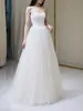 Vestido de noiva leve com design tomara-que-caia, feito de tule, simples e único com um toque de alta costura, com renda salpicada, perfeito para fotografia de viagem ao ar livre, super etéreo e longo até o chão