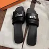 Sandálias de Dedo com Fivela Pequena de Alta Qualidade para Influenciadoras Moda Feminina Cor Versátil Color Block Bico Quadrado Fundo Plano Sandálias de Exterior Verão
