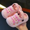 Crocs Infantis Verão Novo Modelo Sandálias Cartoon Antiderrapantes para Meninos de Interior para Meninas Pequenas e Crianças Pequenas, Adequado para Uso Externo na Praia