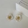 Aretes de Flores Mori Daisy para Mujer Atmósfera Fotográfica Aretes Estilo Vacaciones Turísticas 2025 Nuevos Aretes de Verano