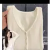 Camiseta básica de punto roja con cuello en V para mujer, nuevo top ajustado suave y favorecedor de manga larga para otoño e invierno