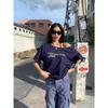 Camiseta Feminina de Verão Estilo Americano Preguiçoso com Estampa de Letras Manga Curta Ombro a Ombro Cinza Soltinha Modeladora Top Estilo Hot Girl