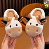 Pantuflas de algodón con estampado de vaca para niños, diseño lindo y tridimensional, adecuadas para otoño e invierno, unisex, con suela gruesa para uso en interiores y características antideslizantes, perfectas para bebés