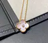 Collar de Trébol de Cuatro Hojas Chapado en Oro de Alta Gama con Flores Delicadas, Madreperla Blanca de 18 Quilates, Ágata Roja y Cadena Fina para Clavícula en Oro Claro Finamente Tallada