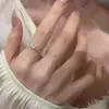 Anillo de encaje fino con corona de círculo y un solo diamante con patrón calado, adecuado para uso diario, decoración de dedo suave y delicada.