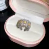 Anillo de Flor de Línea Hueca Relleno de Circonita de Lujo Ligero Exagerado para Mujer, Único, Dulce, Delicado, Joyería Versátil para el Dedo