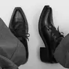 Zapatos derby de punta para hombre, zapatos de mago a la moda, zapatos de cuero de punta cuadrada con suela gruesa, zapatos de cuero casual retro de alta gama para hombre