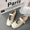 Sapatos Mary Jane rasos e quadrados da moda com laço, novo estilo de verão 2026, adequados para combinar com saias, sapatos de fivela de salto único, sapatos femininos da moda