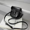 Bolsa Vintage de Ombro Único de Nicho Moda Pequena Quadrada para Mulheres Moda Outono 2025 Cor Sólida Vibrante Bolsa Transversal com Aba de Língua Estilo Sela para Mulheres