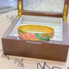Tienda de oro con nuevo brazalete de color esmalte chino para mujer, brazalete con hebilla de estilo retro de corte, joyería hueca de seda