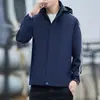 Chaqueta deportiva de estilo americano de moda con tres rayas y capucha para hombres y adolescentes, cárdigan cortavientos casual versátil