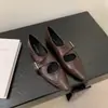 Sapatos Mary Jane Pontudos Vintage Esculpidos Chuyuji para Mulheres, Sapatos de Salto Baixo com Fivela e Aumento Interno de Altura, Sapatos Pequenos de Couro Versáteis para o Trabalho