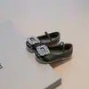 Sapatilhas Strass para Meninas Princesas 2026 Estilo Francês Novidade Primavera e Outono Sapatos Infantis de Couro com Solado Macio Mocassins Rasos de Calçar