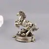 Estatueta de Cavalo de Latão Puro, Símbolo de Sucesso Instantâneo e Riqueza, Cavalo Pisando Dinheiro, Animal de Chá Decorativo Vintage para Desktop, Ornamento de Cobre