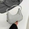 La popular bolsa de mujer de este año 2024 verano nuevo color sólido bolsa de axila moda simple cierre bolsa de media luna todo-partido bolsa de hombro