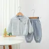 Conjunto de Dos Piezas Rayado para Bebé Niños Primavera y Otoño, Top de Cuello en V y Pantalones Jogger, Lindo Conjunto Bordado para Casa y Salir para Niños Pequeños