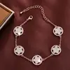 Elegante e Versátil, a Pulseira Flor com Aro Redondo Cravejado de Zircônia Texturizada para Mulheres é um Acessório Chamativo para o Deslocamento Diário e Sair
