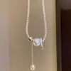 Collar pequeño de perlas estilo francés para mujer, nuevo modelo popular 2026, lujo ligero con sensación de alta gama, collar con colgante de borla de nicho