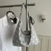 2026 Nova Bolsa Listrada Elegante para o Dia a Dia, Grande Capacidade, Design Simples de Nicho, Bolsa de Ombro Feminina