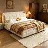 Cama doble moderna minimalista tapizada en tejido técnico con cabecero grande, bolsillos laterales para almacenamiento y adecuada para su uso en el dormitorio principal