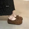 Nuevos Mocasines Planos de Felpa Versátiles Estilo Retro Otoño e Invierno Estilo Birkenstock Moño para Mujer Slip-On 2025