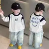 Camiseta de manga larga para niño, nuevo estilo primavera y otoño, casual y versátil, con cuello redondo estiloso, bloques de color, camiseta básica moderna para niños mayores