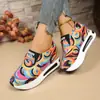 Sapatos Esportivos Cruzados Color Block Novos para Primavera e Outono de 2026 Tamanho Grande Plataforma com Solado Espesso Salto que Aumenta a Altura Sapatos Femininos Atacado