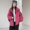 Ropa infantil estilo coreano 2026 otoño nuevo modelo niños color liso estampado de letras con capucha chaqueta para exteriores abrigo elegante para niñas