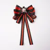 Estilo transfronterizo más vendido broche de corsage con lazo de pedrería a rayas decoración para camisa corbata cuello accesorios de flor