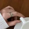 Anel Aberto Vintage Flor Vazada Desgastada para Mulheres, Anel de Dedo Indicador Ajustável Fashion e Único com um Toque de Luxo
