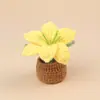 Plantas de lirio en maceta de punto de ganchillo hechas a mano, flores artificiales tejidas, adornos de flores de hilo al por mayor